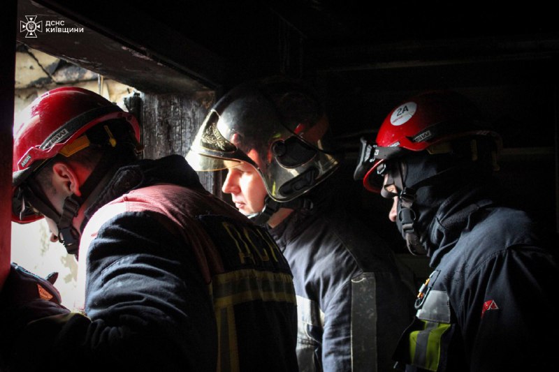 Після російських ударів в ніч на 14 листопада по Києву рятувальники аварійно-рятувального загону спеціального призначення м Після російських ударів в ніч на 14 листопада по Києву рятувальники аварійно-рятувального загону спеціального призначення м