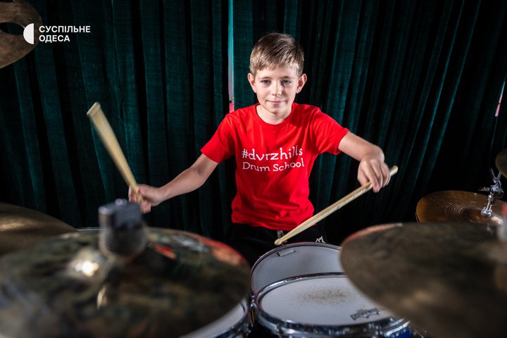 🙂🥁11-річний барабанщик із Маріуполя став зіркою соцмереж
🥺Кирило Кущенко у 2022 році разом із родиною... 🙂🥁11-річний барабанщик із Маріуполя став зіркою соцмереж
🥺Кирило Кущенко у 2022 році разом із родиною...