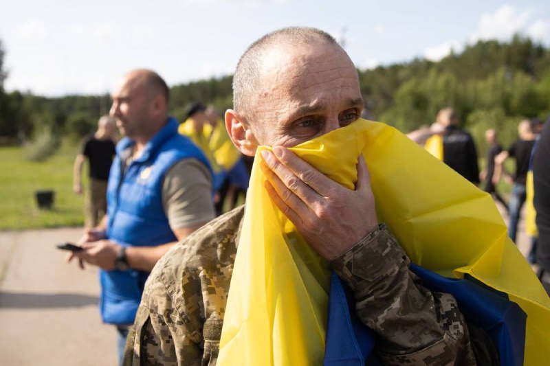 Знову вільні!
Сьогодні в межах нового етапу обміну полоненими в Україну повернулися важкопоранені та поранені воїни Знову вільні!
Сьогодні в межах нового етапу обміну полоненими в Україну повернулися важкопоранені та поранені воїни