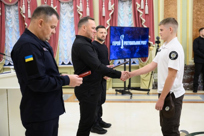 Більшість з них не мають форми чи шевронів ДСНС, але в момент небезпеки не вагалися та кинулися рятувати інших Більшість з них не мають форми чи шевронів ДСНС, але в момент небезпеки не вагалися та кинулися рятувати інших