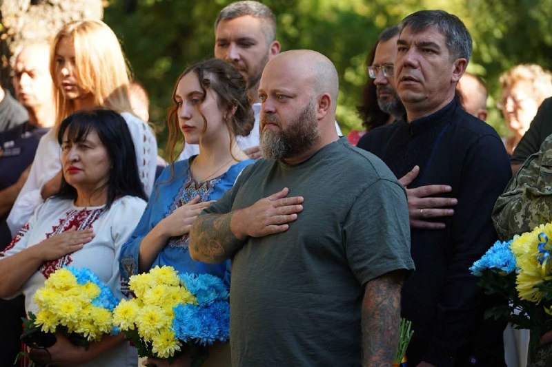 До Дня Незалежності України вручив нагороди на Алеї Захисників Луганщини До Дня Незалежності України вручив нагороди на Алеї Захисників Луганщини