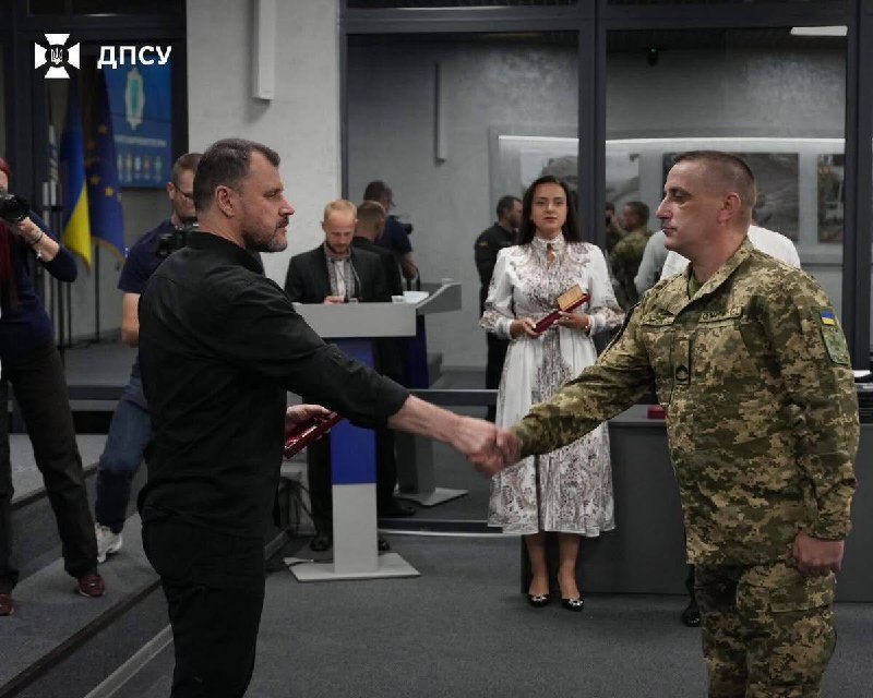 🇺🇦Захисника Маріуполя нагороджено орденом «За мужність» ІІІ ступеня
🇺🇦Захисника Маріуполя нагороджено орденом «За мужність» ІІІ ступеня