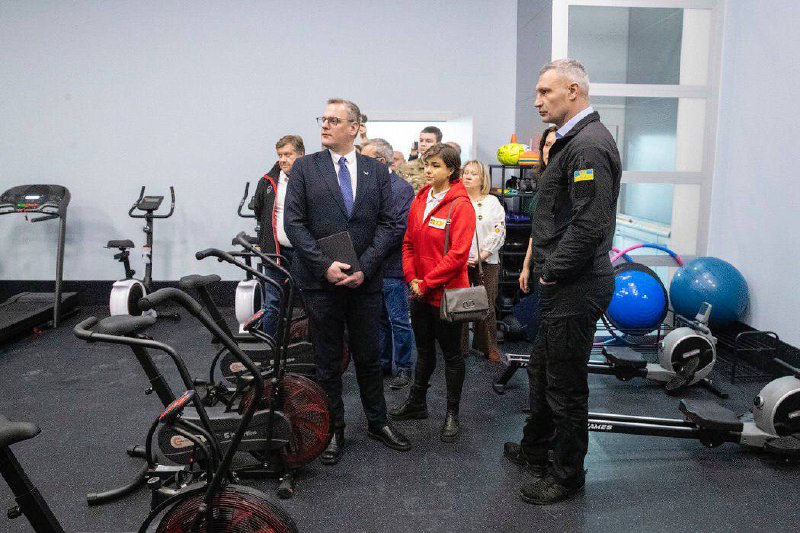 Разом з мером Риги Вієстурсом Кляйнберґсом відкрили в Дарницькому районі Центр комплексної підтримки для ветеранів та їх родин «Київ Мілітарі Хаб» Разом з мером Риги Вієстурсом Кляйнберґсом відкрили в Дарницькому районі Центр комплексної підтримки для ветеранів та їх родин «Київ Мілітарі Хаб»