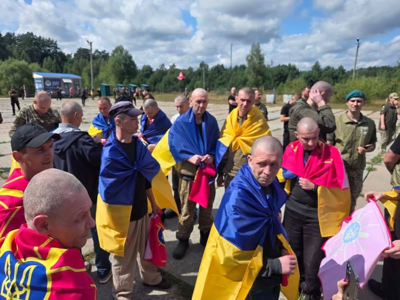 Радий повідомити, що сьогодні з російського полону повернулися троє воїнів із Буковини. Радий повідомити, що сьогодні з російського полону повернулися троє воїнів із Буковини.