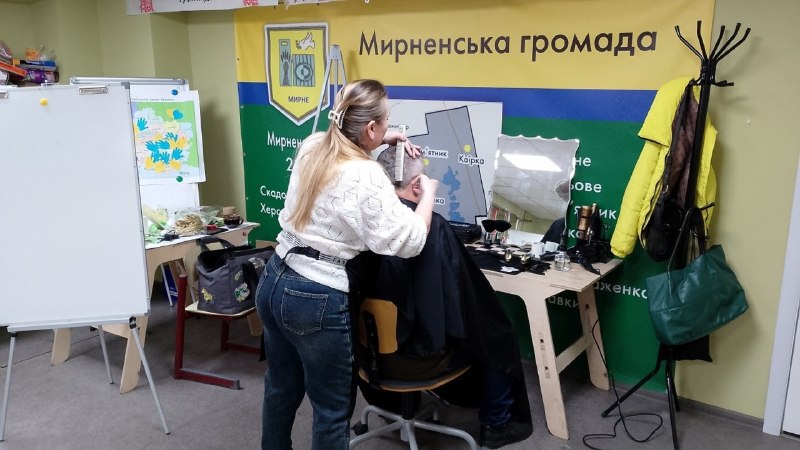 Протягом минулого тижня координаційний центр «Вільні разом» у Дніпрі продовжував всебічно допомагати переселенцям з Херсонщини. Протягом минулого тижня координаційний центр «Вільні разом» у Дніпрі продовжував всебічно допомагати переселенцям з Херсонщини.
