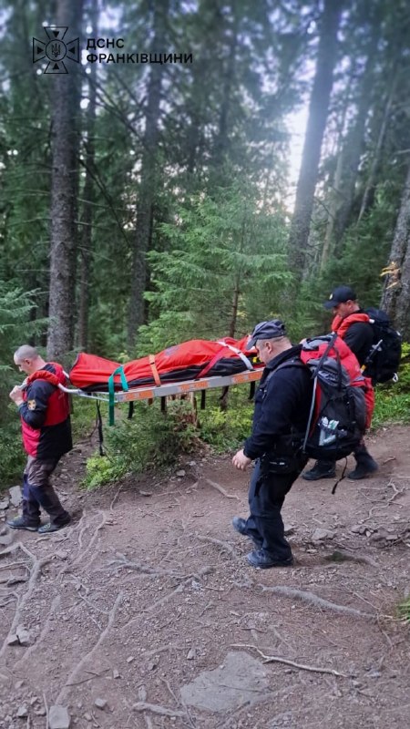 ⛰️У Карпатах на Франківщині рятувальники транспортували тіло загиблого чоловіка з гори Хом’як!
Чоловіку стало зле, і він втратив свідомість ⛰️У Карпатах на Франківщині рятувальники транспортували тіло загиблого чоловіка з гори Хом’як!
Чоловіку стало зле, і він втратив свідомість