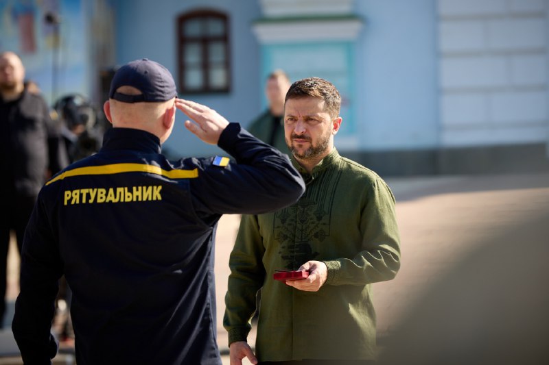 Президент України відзначив рятувальника ДСНС державною нагородою до Дня Української Державності 🇺🇦 Президент України відзначив рятувальника ДСНС державною нагородою до Дня Української Державності 🇺🇦