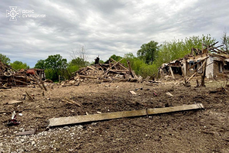 Сумщина: під загрозою повторних атак, рятувальники ліквідовують наслідки ворожих ударів Сумщина: під загрозою повторних атак, рятувальники ліквідовують наслідки ворожих ударів