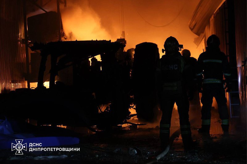 росіяни знову атакували  Дніпропетровщину
У Дніпрі внаслідок ворожої атаки виникла пожежа на території цивільного підприємства росіяни знову атакували  Дніпропетровщину
У Дніпрі внаслідок ворожої атаки виникла пожежа на території цивільного підприємства