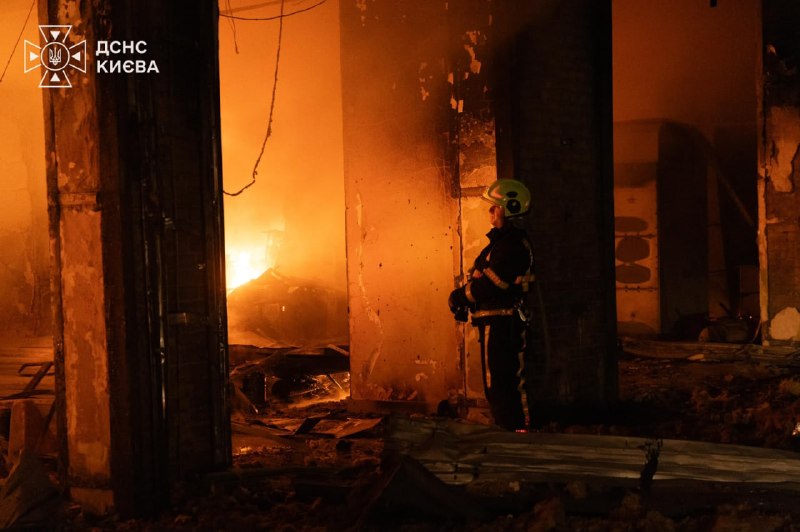 Сьогодні вночі ударами дронів Росія вбила трьох людей у Пухівці на Київщині: дідуся, бабусю та їхнього онука Сьогодні вночі ударами дронів Росія вбила трьох людей у Пухівці на Київщині: дідуся, бабусю та їхнього онука