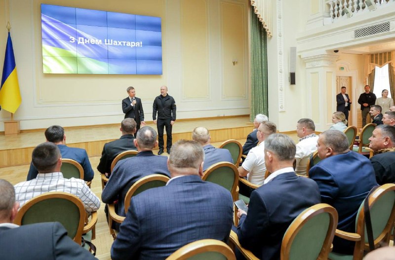 Щороку в останню неділю серпня ми вітаємо людей, чия щоденна праця під землею тримає українське світло на землі. Щороку в останню неділю серпня ми вітаємо людей, чия щоденна праця під землею тримає українське світло на землі.