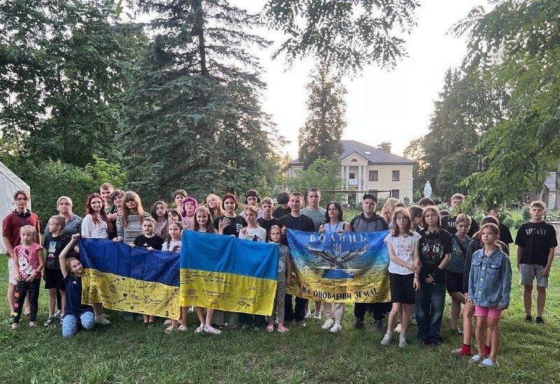 Тридцять дітей з Херсонщини вирушили на відпочинок до Волинської області. Тридцять дітей з Херсонщини вирушили на відпочинок до Волинської області.