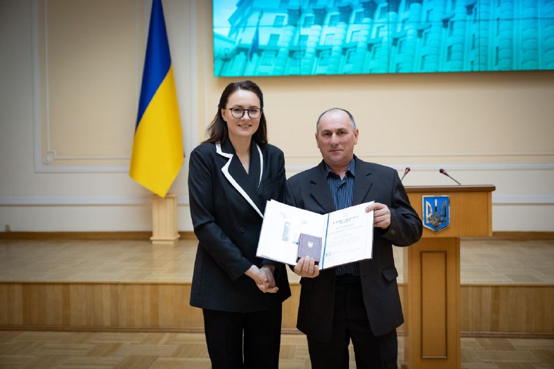 Ордени та звання від Президента і Почесні грамоти та цінні подарунки від Кабінету Міністрів Ордени та звання від Президента і Почесні грамоти та цінні подарунки від Кабінету Міністрів