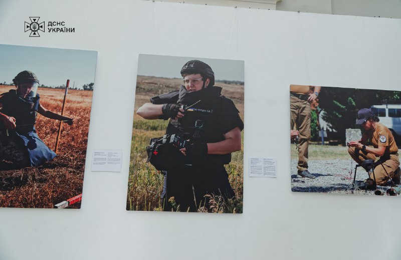 📸Саперки ДСНС стали героїнями фотовиставки «Жінки у розмінуванні» від HALO Ukraine ⤵
Це розповідь про українок, які працюють у сфері розмінування 📸Саперки ДСНС стали героїнями фотовиставки «Жінки у розмінуванні» від HALO Ukraine ⤵
Це розповідь про українок, які працюють у сфері розмінування