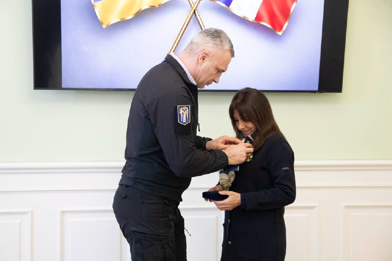 Зустрівся з мером Парижа Анн Ідальго та членами делегації французької столиці, які прибули до Києва. Зустрівся з мером Парижа Анн Ідальго та членами делегації французької столиці, які прибули до Києва.