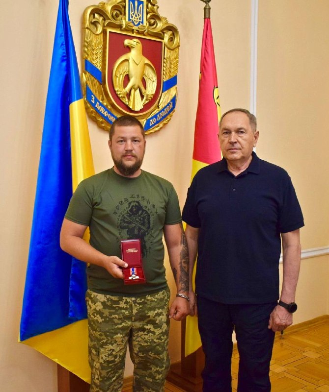 Сьогодні мав за честь вручити відзнаку Кропивницької міськради та виконкому «Полум’яне серце» земляку Сьогодні мав за честь вручити відзнаку Кропивницької міськради та виконкому «Полум’яне серце» земляку
