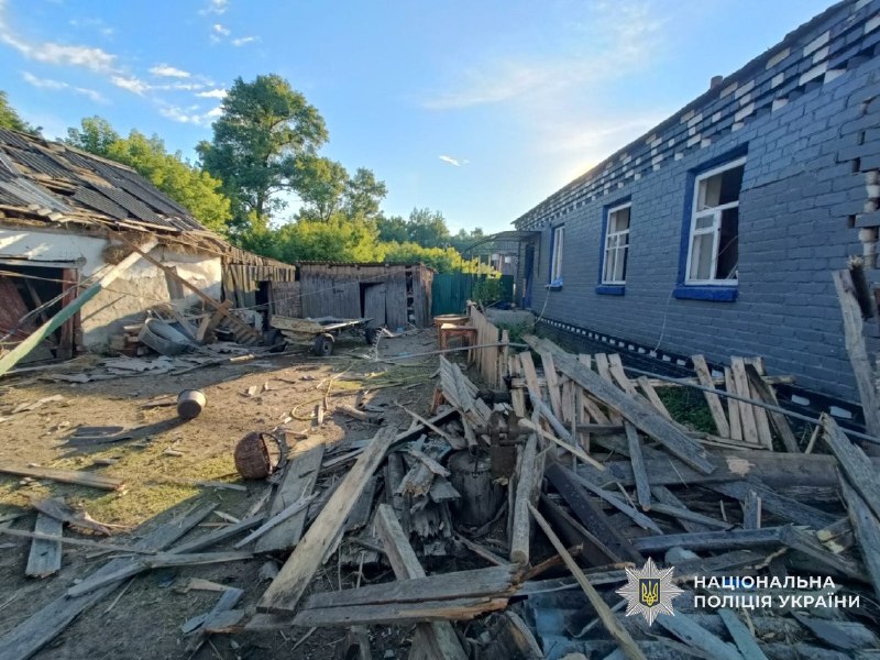 Учора ввечері російський ударний дрон влучив по подвір’ю у селі Корюківської громади Учора ввечері російський ударний дрон влучив по подвір’ю у селі Корюківської громади
