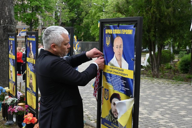 Сьогодні, у День вишиванки, в Одесі зародилася нова пам’ятна традиція - «Вишита стрічка пам’яті». Сьогодні, у День вишиванки, в Одесі зародилася нова пам’ятна традиція - «Вишита стрічка пам’яті».
