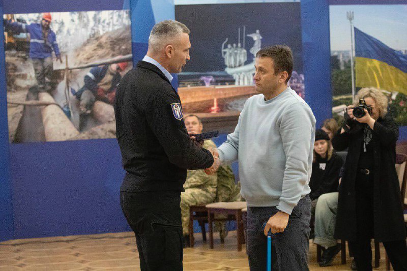 Напередодні Дня Збройних сил України, який відзначатимемо 6 грудня, вручив захисникам та захисницям нагороди від столиці — медалі «Честь Напередодні Дня Збройних сил України, який відзначатимемо 6 грудня, вручив захисникам та захисницям нагороди від столиці — медалі «Честь