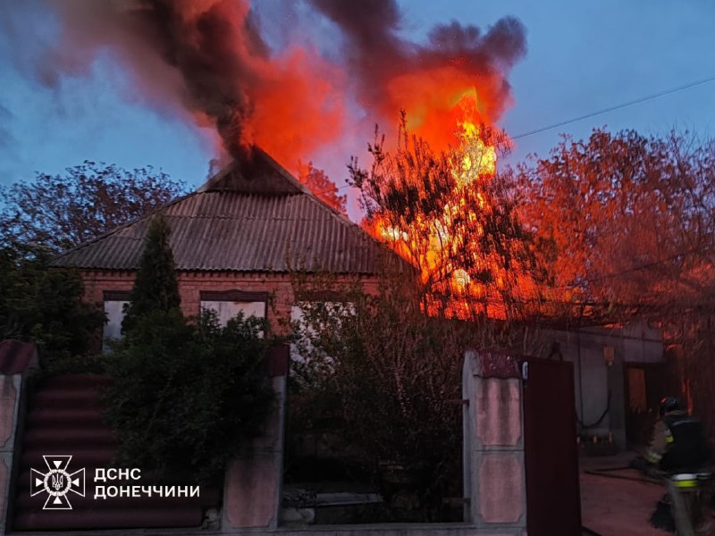 #Донеччина: внаслідок обстрілу виникли пожежі, рятувальники евакуювали людей із палаючих будинків #Донеччина: внаслідок обстрілу виникли пожежі, рятувальники евакуювали людей із палаючих будинків