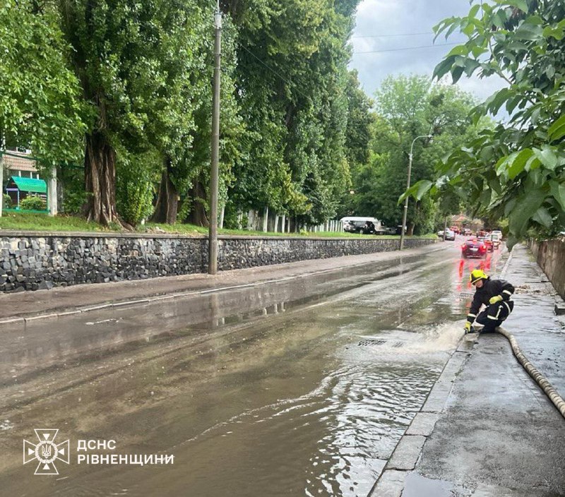 📍Негода накрила Україну: масштабні підтоплення та повалені дерева - рятувальники ліквідовують наслідки злив і шквального вітру 📍Негода накрила Україну: масштабні підтоплення та повалені дерева - рятувальники ліквідовують наслідки злив і шквального вітру