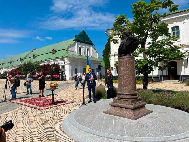 ОСВЯЧЕННЯ ВЕЛИКОГО ГЕТЬМАНА
Сьогодні було освячено бюст гетьмана Івана Мазепи, який розташований у Києво-Печерській Лаврі ОСВЯЧЕННЯ ВЕЛИКОГО ГЕТЬМАНА
Сьогодні було освячено бюст гетьмана Івана Мазепи, який розташований у Києво-Печерській Лаврі