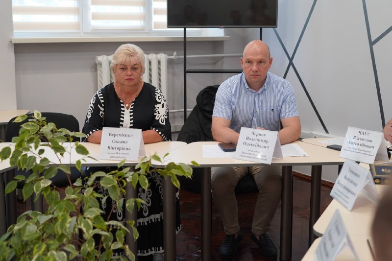 Працюю в Прилуках. Були наради з керівниками громад району, окремо - з представниками силових структур Працюю в Прилуках. Були наради з керівниками громад району, окремо - з представниками силових структур