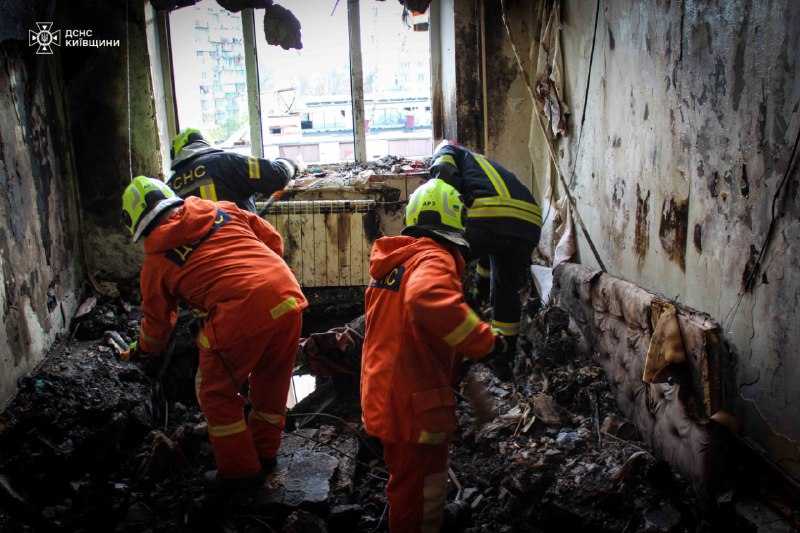 Після російських ударів в ніч на 14 листопада по Києву рятувальники аварійно-рятувального загону спеціального призначення м Після російських ударів в ніч на 14 листопада по Києву рятувальники аварійно-рятувального загону спеціального призначення м