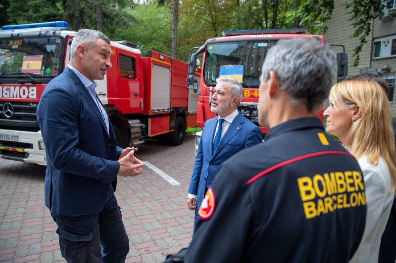 Зустрівся у столичній мерії з мером міста-побратима Києва – Барселони Жауме Коллбоні та делегацією іспанського міста. Зустрівся у столичній мерії з мером міста-побратима Києва – Барселони Жауме Коллбоні та делегацією іспанського міста.