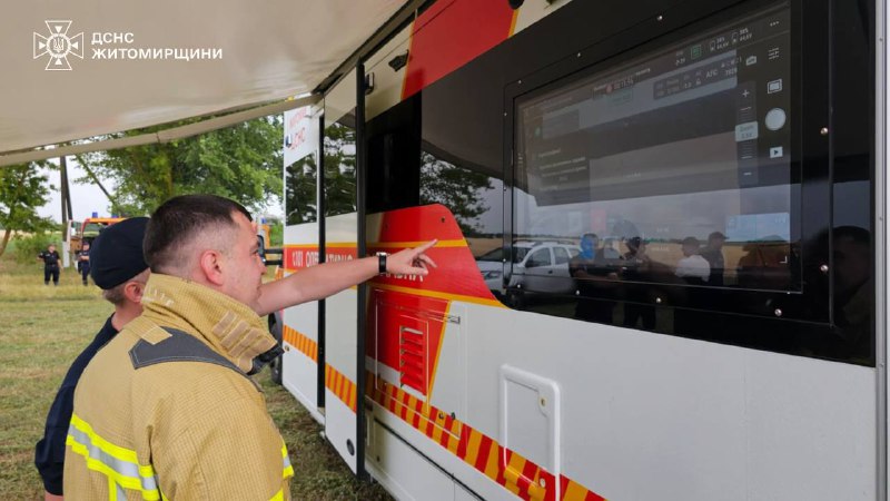 ❗️Житомирщина: зниклу 3-річну дівчинку знайшли у лісі
Понад 100 людей — рятувальники ❗️Житомирщина: зниклу 3-річну дівчинку знайшли у лісі
Понад 100 людей — рятувальники