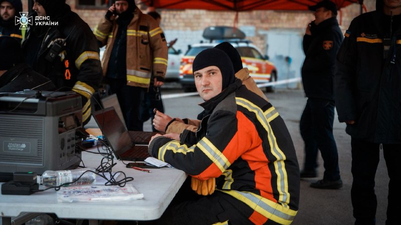 #Київ: рятувальники деблокували з-під завалів у 9-поверхівці Деснянського району ще одне тіло #Київ: рятувальники деблокували з-під завалів у 9-поверхівці Деснянського району ще одне тіло