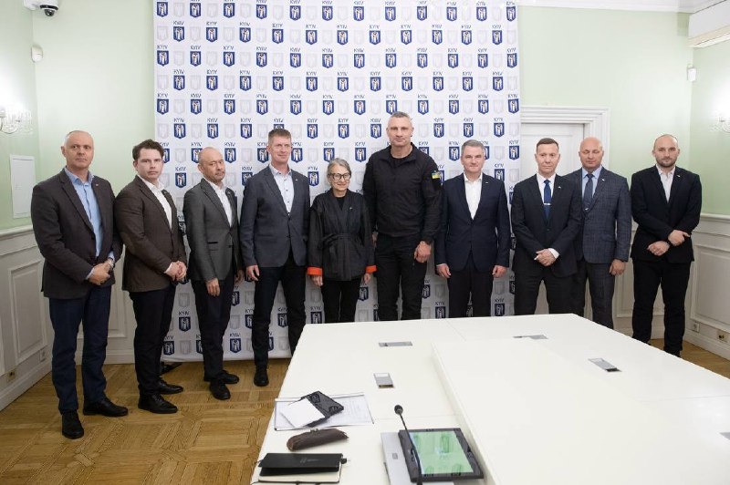 Зустрівся у столичній мерії з міністром оборони Естонії Мартіном Херемом та Надзвичайним і Повноважним Послом... Зустрівся у столичній мерії з міністром оборони Естонії Мартіном Херемом та Надзвичайним і Повноважним Послом...