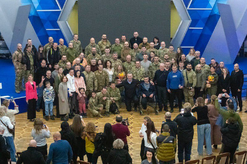 Напередодні Дня Збройних сил України, який відзначатимемо 6 грудня, вручив захисникам та захисницям нагороди від столиці — медалі «Честь Напередодні Дня Збройних сил України, який відзначатимемо 6 грудня, вручив захисникам та захисницям нагороди від столиці — медалі «Честь