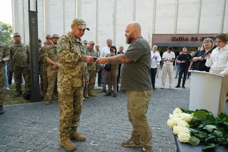 До Дня Незалежності України вручив нагороди на Алеї Захисників Луганщини До Дня Незалежності України вручив нагороди на Алеї Захисників Луганщини