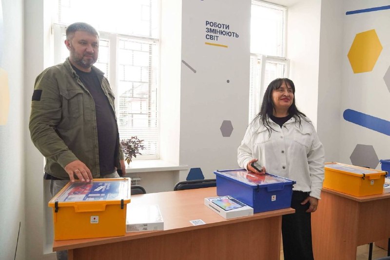У Дніпрі відкрили освітній простір для дітей з Рубіжанської громади
25 вересня в Дніпрі відкрився Цифровий освітній центр Рубіжанської громади У Дніпрі відкрили освітній простір для дітей з Рубіжанської громади
25 вересня в Дніпрі відкрився Цифровий освітній центр Рубіжанської громади