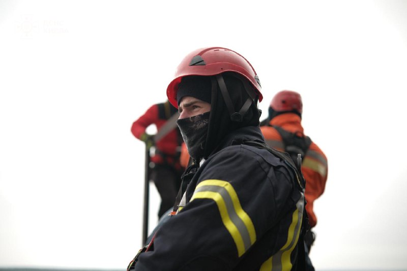 На обличчях наших рятувальників - уся правда цієї зими: про ночі без сну, про холод, що пробирається під бойовку На обличчях наших рятувальників - уся правда цієї зими: про ночі без сну, про холод, що пробирається під бойовку