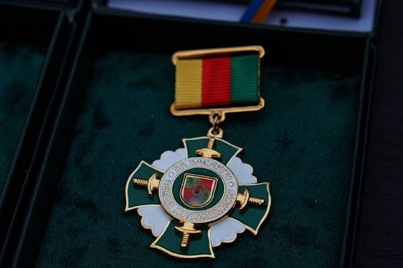 Вручив нагороди особам, що відстоюють національний суверенітет України, та передав дев’ять автомобілів ГУНП у Луганській області Вручив нагороди особам, що відстоюють національний суверенітет України, та передав дев’ять автомобілів ГУНП у Луганській області