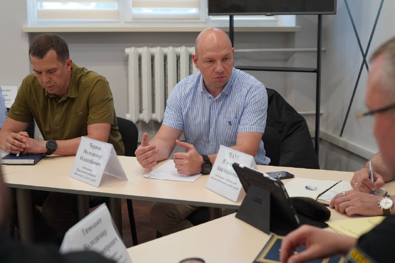 Працюю в Прилуках. Були наради з керівниками громад району, окремо - з представниками силових структур Працюю в Прилуках. Були наради з керівниками громад району, окремо - з представниками силових структур