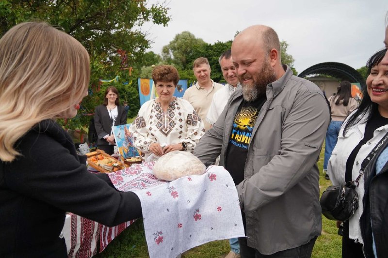 #ЛУГАНЩИНА_88
«Чорнухинська мадонна», колекція мініатюр народних костюмів Новоайдарщини та експозиції майстрів... #ЛУГАНЩИНА_88
«Чорнухинська мадонна», колекція мініатюр народних костюмів Новоайдарщини та експозиції майстрів...