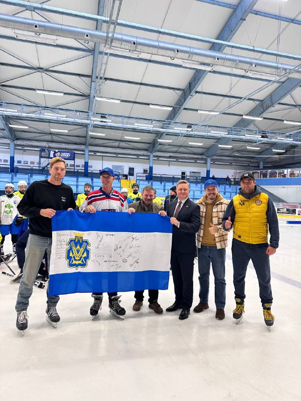 Херсонська юнацька хокейна команда, яка проводила тренувальні збори у Чехії, отримала потужну підтримку від справжніх друзів Херсонська юнацька хокейна команда, яка проводила тренувальні збори у Чехії, отримала потужну підтримку від справжніх друзів