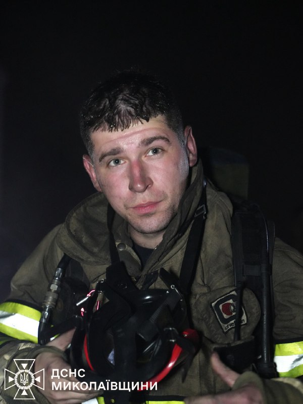 💪Незламні вогнеборці Миколаєва
Обличчя в кіптяві, очі — повні втоми й сили водночас. 💪Незламні вогнеборці Миколаєва
Обличчя в кіптяві, очі — повні втоми й сили водночас.