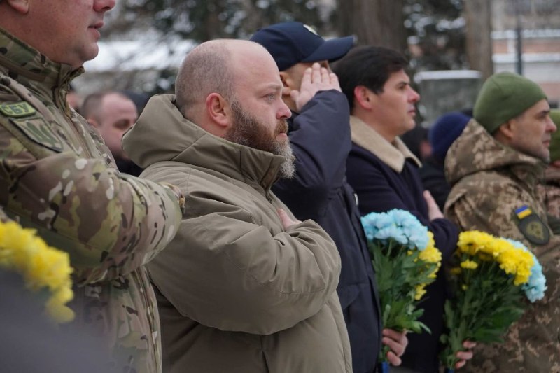 У День Соборності України луганчани живим ланцюгом з’єднали пам’ятний знак на честь Акта Злуки та меморіал... У День Соборності України луганчани живим ланцюгом з’єднали пам’ятний знак на честь Акта Злуки та меморіал...