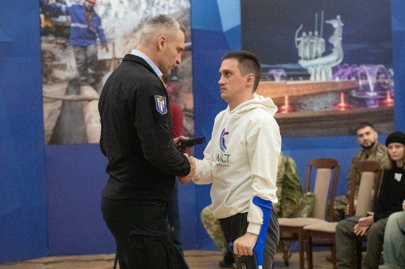 Напередодні Дня Збройних сил України, який відзначатимемо 6 грудня, вручив захисникам та захисницям нагороди від столиці — медалі «Честь Напередодні Дня Збройних сил України, який відзначатимемо 6 грудня, вручив захисникам та захисницям нагороди від столиці — медалі «Честь