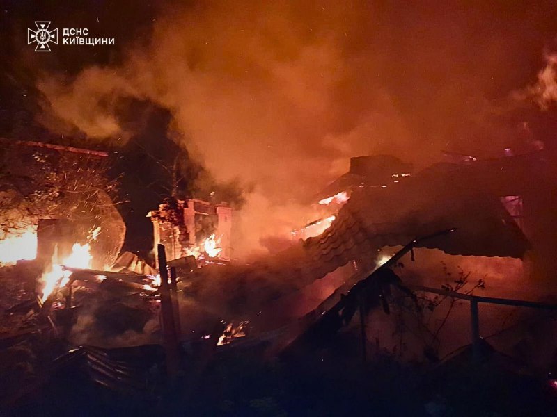 #Київщина: внаслідок масованого російського обстрілу житлових та промислових секторів виникли пожежі та руйнації #Київщина: внаслідок масованого російського обстрілу житлових та промислових секторів виникли пожежі та руйнації