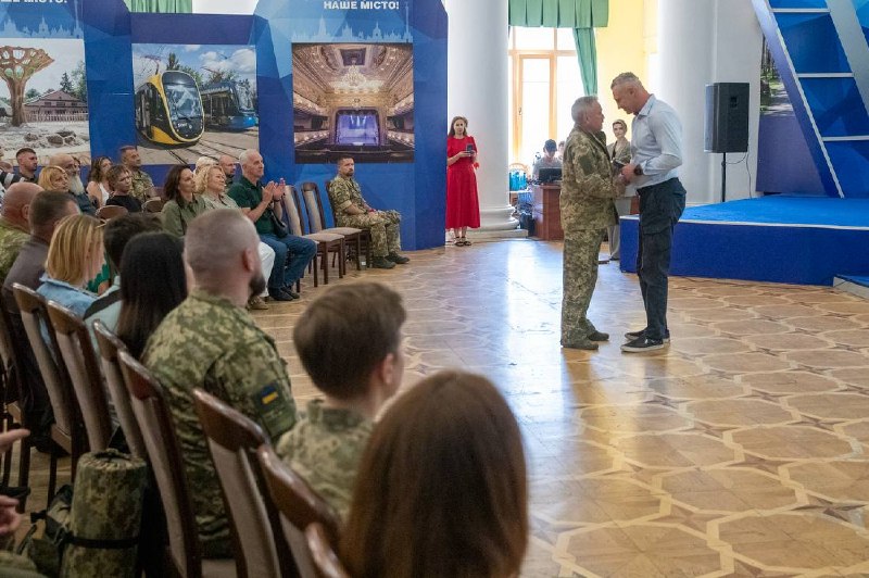 Напередодні 35-ї річниці Незалежності України вручив 61 відзнаку Київського міського голови - медалі «Честь Напередодні 35-ї річниці Незалежності України вручив 61 відзнаку Київського міського голови - медалі «Честь