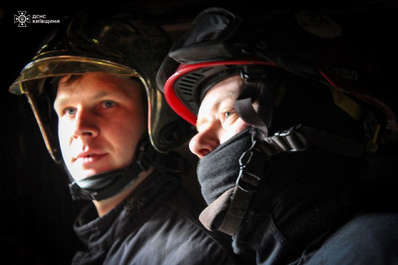 Після російських ударів в ніч на 14 листопада по Києву рятувальники аварійно-рятувального загону спеціального призначення м Після російських ударів в ніч на 14 листопада по Києву рятувальники аварійно-рятувального загону спеціального призначення м