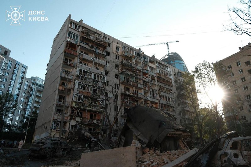 У Києві триває ліквідація наслідків російської атаки: рятувальники розбирають завали, шукають людей, надають допомогу У Києві триває ліквідація наслідків російської атаки: рятувальники розбирають завали, шукають людей, надають допомогу
