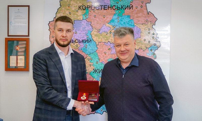 ✅ Вручив Почесну відзнаку «За заслуги» перед Житомирщиною Начальнику Державної екологічної інспекції Поліського округу Євгенію Медведовському. ✅ Вручив Почесну відзнаку «За заслуги» перед Житомирщиною Начальнику Державної екологічної інспекції Поліського округу Євгенію Медведовському.