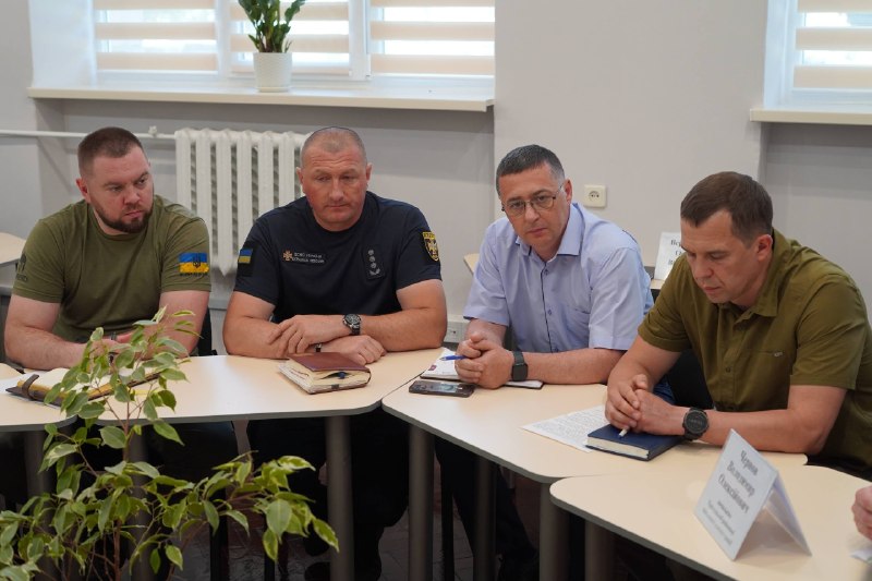Працюю в Прилуках. Були наради з керівниками громад району, окремо - з представниками силових структур Працюю в Прилуках. Були наради з керівниками громад району, окремо - з представниками силових структур