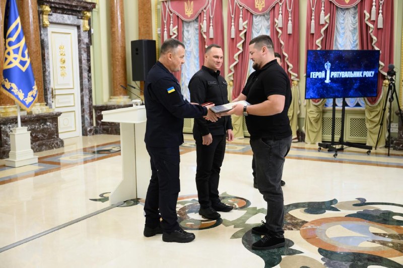 Більшість з них не мають форми чи шевронів ДСНС, але в момент небезпеки не вагалися та кинулися рятувати інших Більшість з них не мають форми чи шевронів ДСНС, але в момент небезпеки не вагалися та кинулися рятувати інших